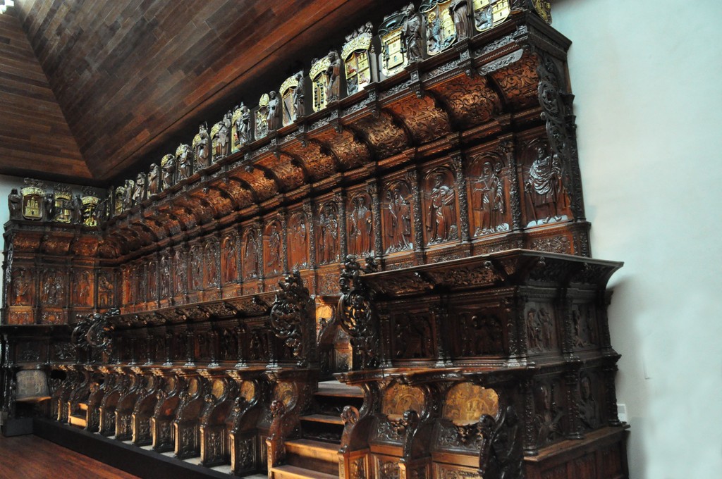 Superbes stalles en noyer