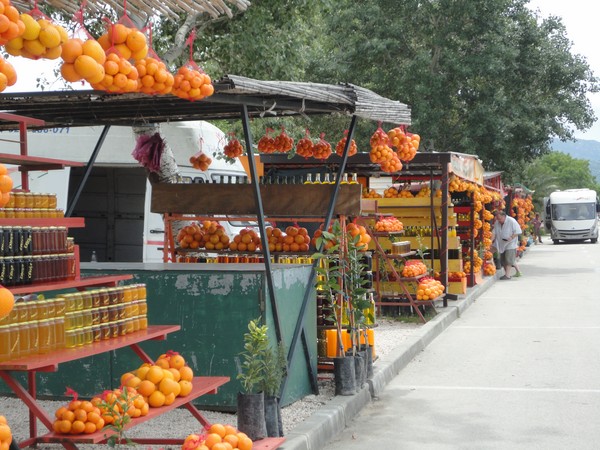 vente de la production d'orange local sur le bord de route