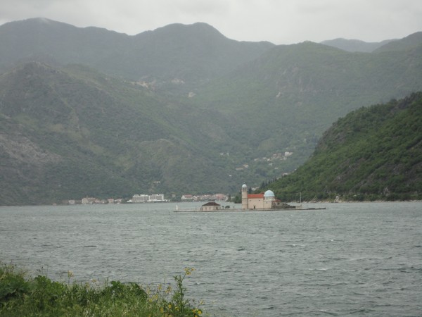 eglise au milieu de la baie