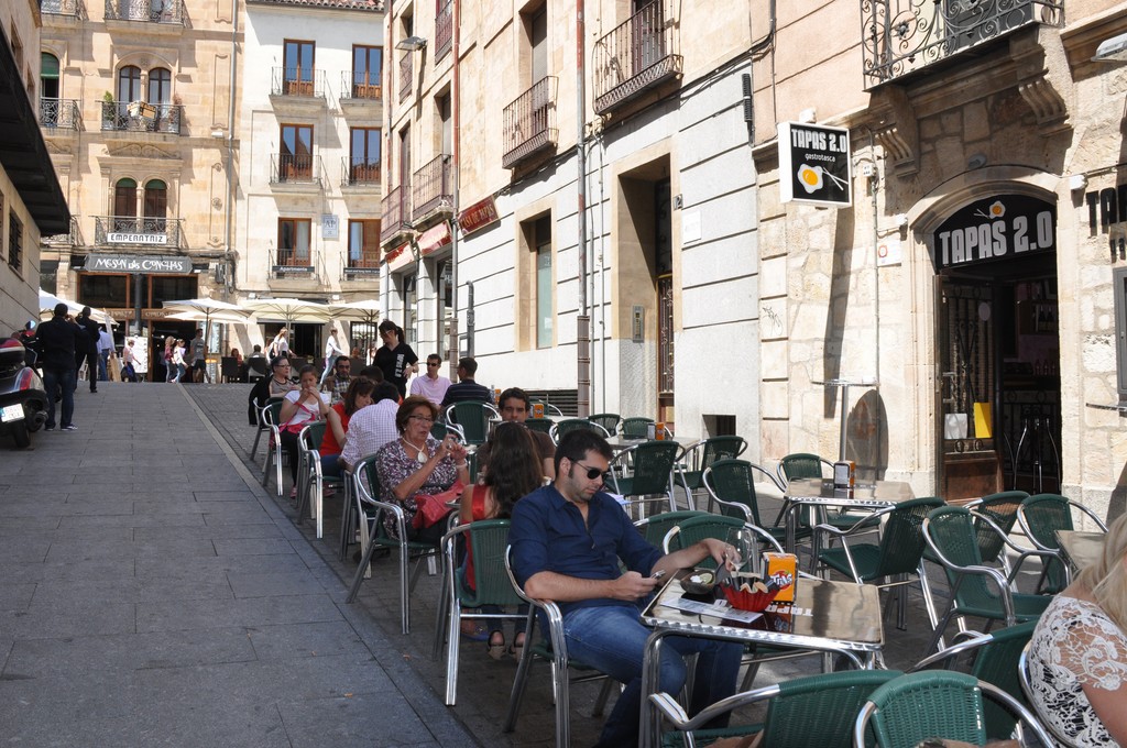Aux beaux jours, on vit essentiellement dans la rue