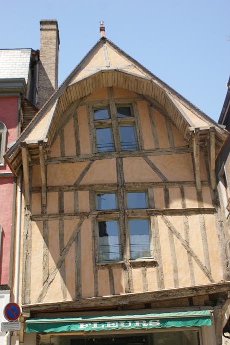 maison ancienne penchée comme beaucoup d'autres