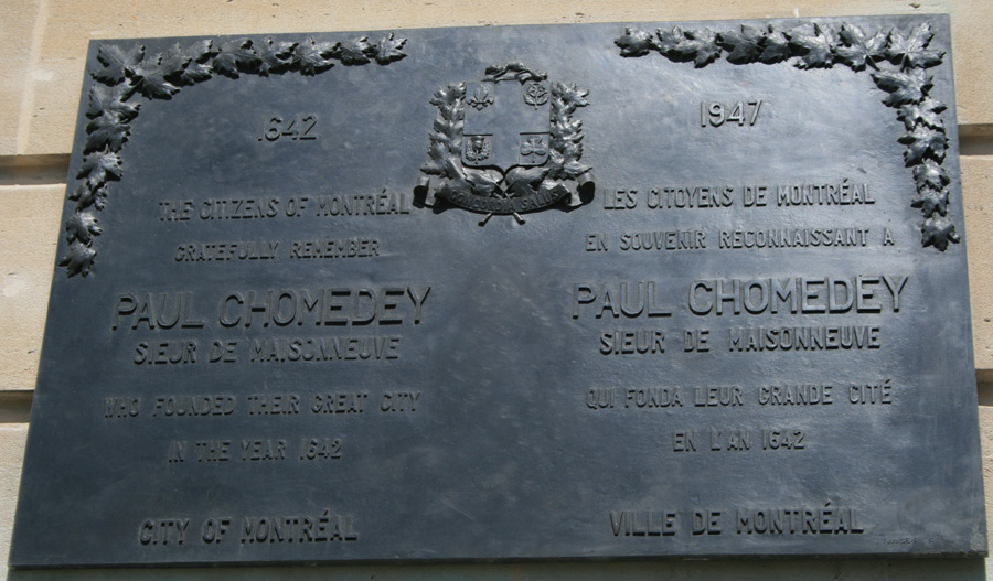 Sur le fronton de la Mairie.