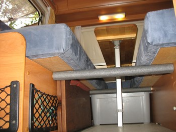 dessous est remisé le plateau pliant, calé par les barres horizontales