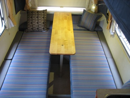 on pourrait relever la table (suspendue inclinée à l'étagère du haut)<br />on voit l'écrou insert pour la vis du plateau