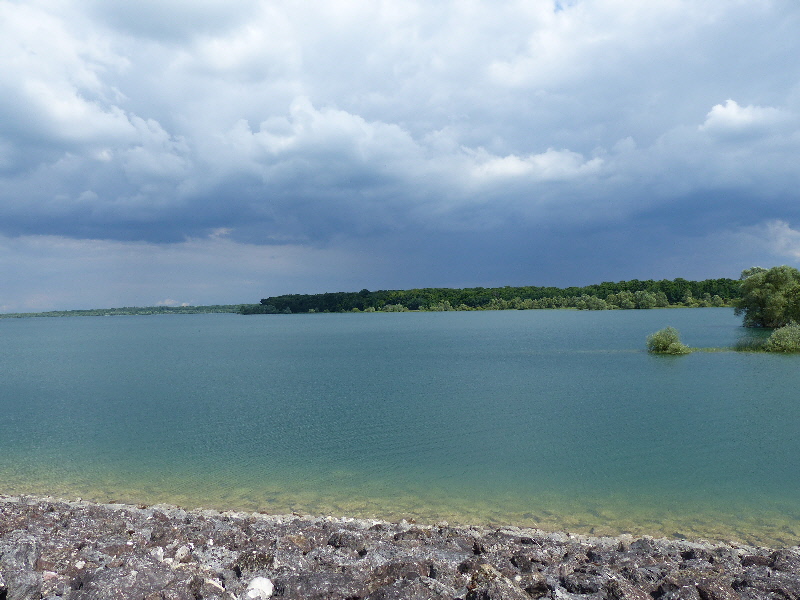 2eme jour  tetavive de sortie à velo sur le<br />lac du temple mais l orage arrive on l observe le vent tourne et dare dare on fait demi tour