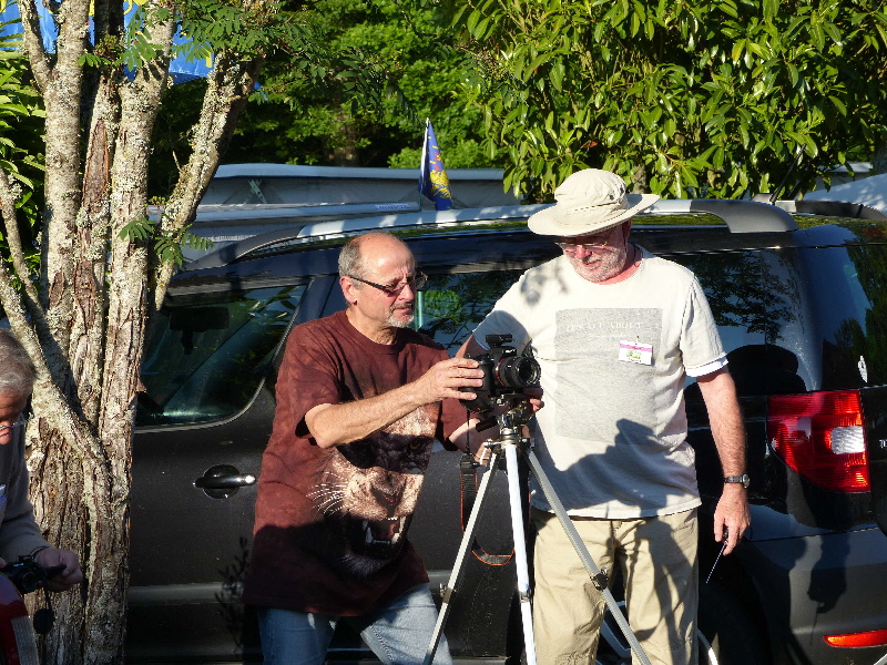 ramon subjugué par l emotion ne trouve plus ses reglages, michel en bon copain<br />vient lui preter main forte