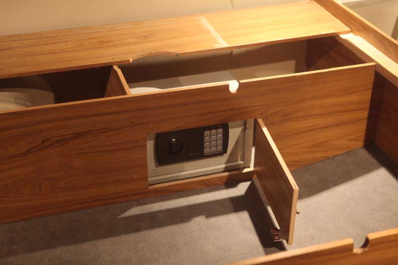 Installation d’un petit coffre fort à code avec pattes soudées sur le châssis (appareil photo+papier+pognon)