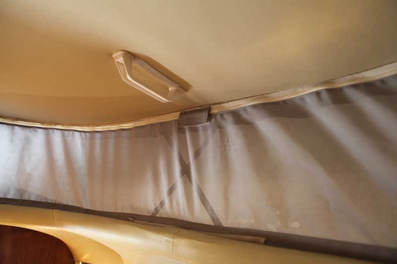 Fabrication de la toile du champignon qui maintenant peut se retirer complètement puisque qu’elle est montée <br />sur fermeture éclair injecté, ça c’était compliqué car une partie  de la fermeture devais être cousue sur le sky <br />du champignon lui aussi changé ainsi que la mousse qui avait une mauvaise odeur. <br />Ce dispositif me donne la possibilité de fabriquer une moustiquaire sur la totalité et d’utiliser la fermeture éclair pour la monter