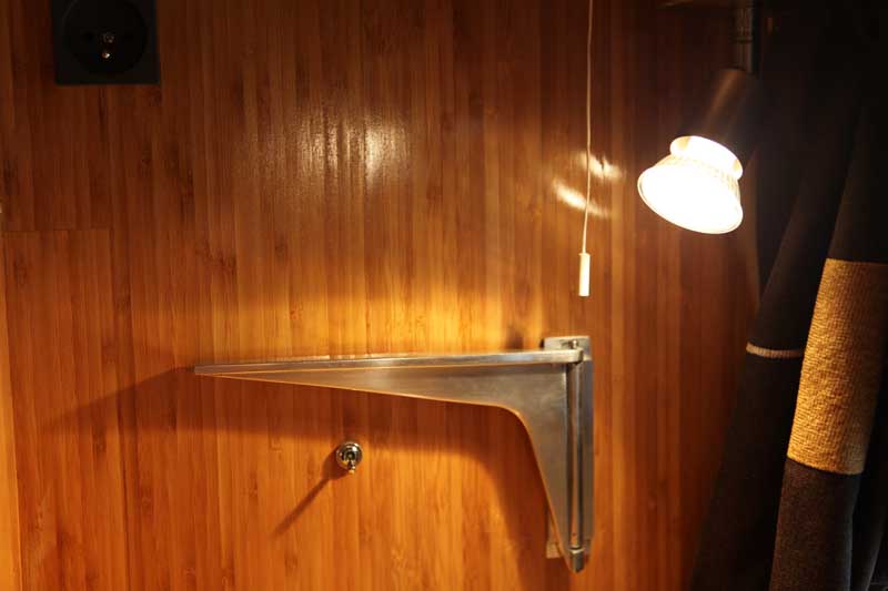 Mais les deux trucs les plus débile de mes bricolages on été la fabrication de cette petite équerre très moche en plastoc qui maintien le couvre évier.