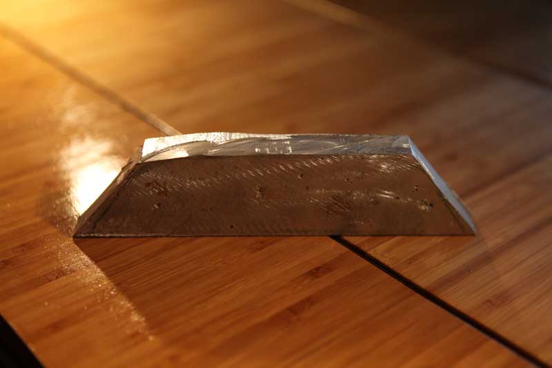 Mais aussi et surtout la fabrication de la poignée qui a un entre axe de 165 de la porte à l’intérieur faite à partir d’un bloc d’aluminium. Mes outils ? Une presseuse + un foret  + une lime qui mord bien + de l’huile de coude