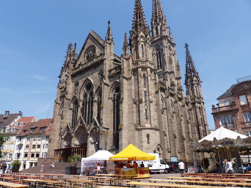 et non ce n est pas une eglise mais un temple qui sert egalement de salle d expo