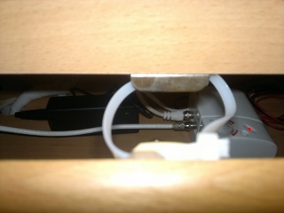 juste avec un colson fixer au système de fermeture avec les vis existantes