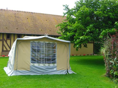 mon auvent devant bloc sanitaire camping  atypique vimoutiers