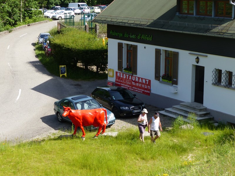 1ere halte un petit lac  et une auberge