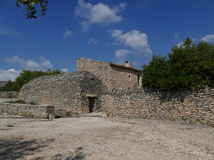 Village des bories.Montage en pierres sèches.