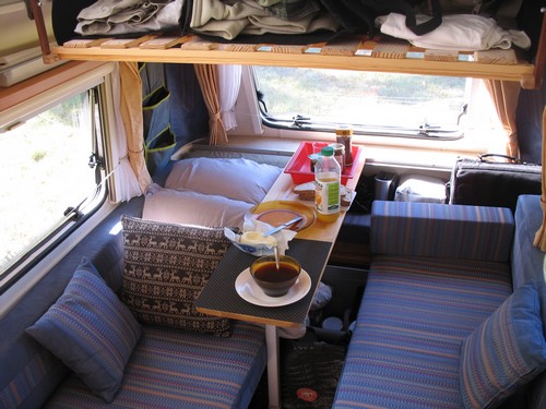 literie enroulée:<br />- surmatelas 70cm ép. 5cm Bultex avec drap (sac à viande formant housse); - couette avec sa housse en 120cm; - oreiller mémoire de forme en 60cm.<br />Table 30 cm de large.