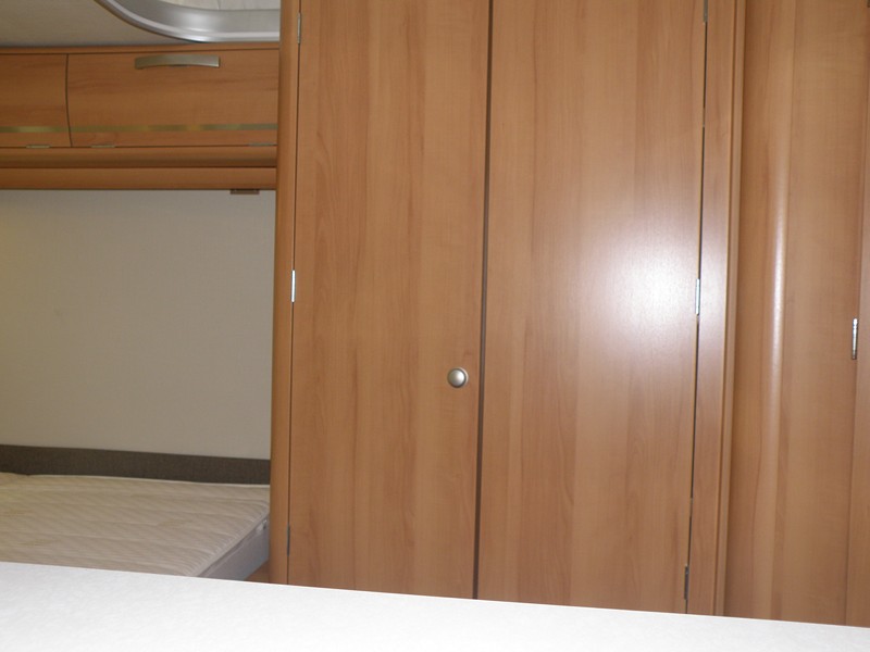 porte qui s'ouvre en double. penderie et placard