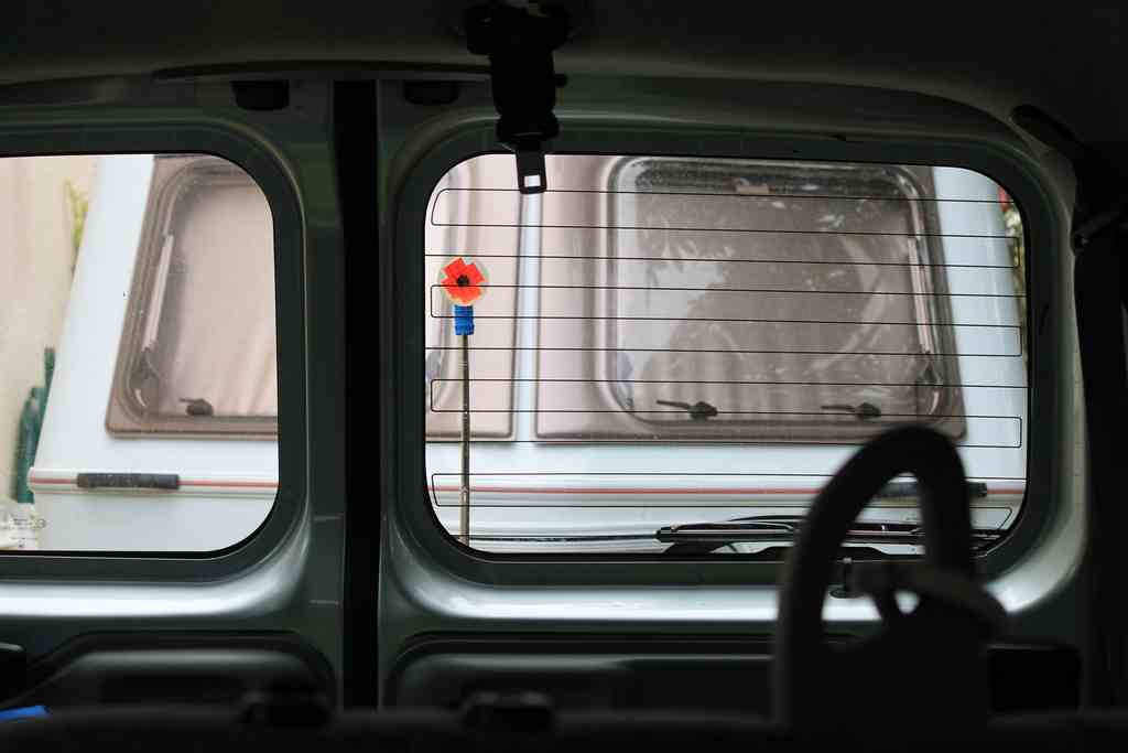 l’axe vertical de la boule passe entre le côté de la vitre et l’entourage de cette dernière