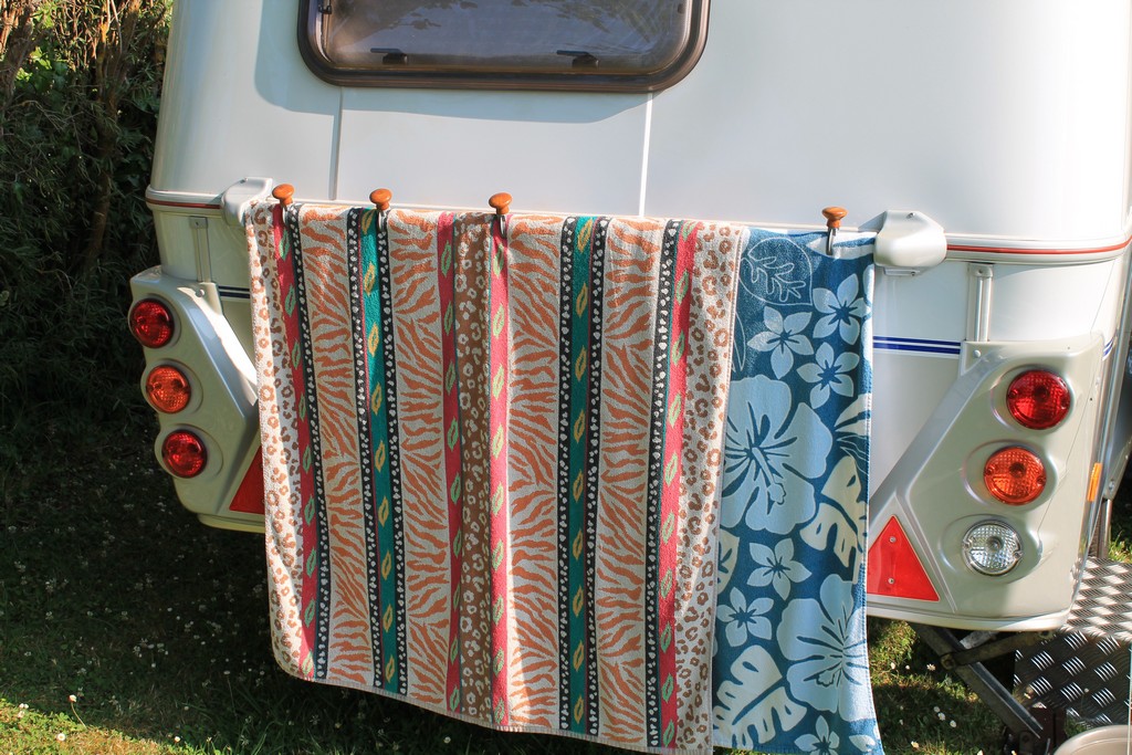 La barre et les serviettes accrochées par les pinces