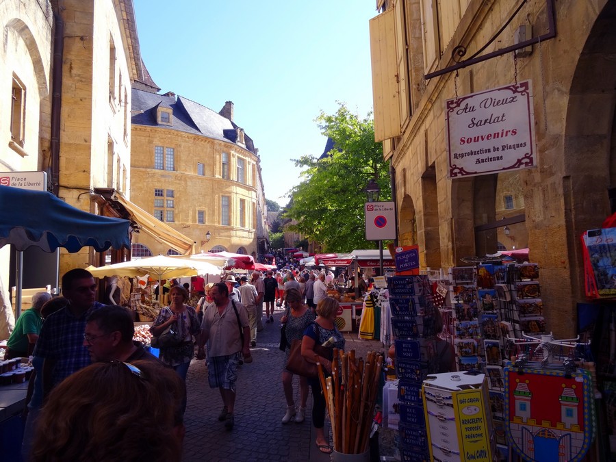 SARLAT un marché super.JPG