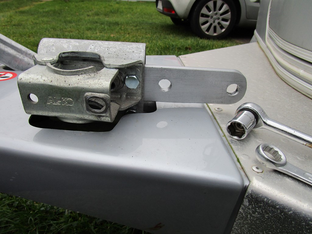 Fixation de l'adaptateur sur le support de roue jokey