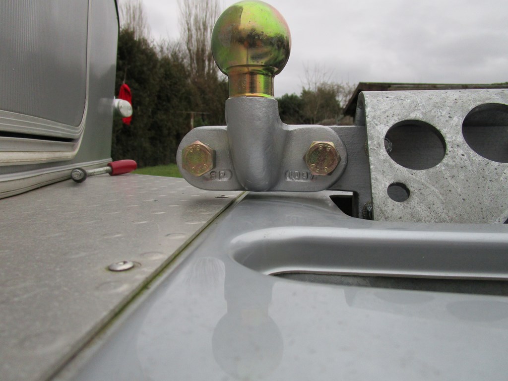 Il reste un jeu d'environ 5 mm entre le dessus de la tôle carénage de la caravane et la boule