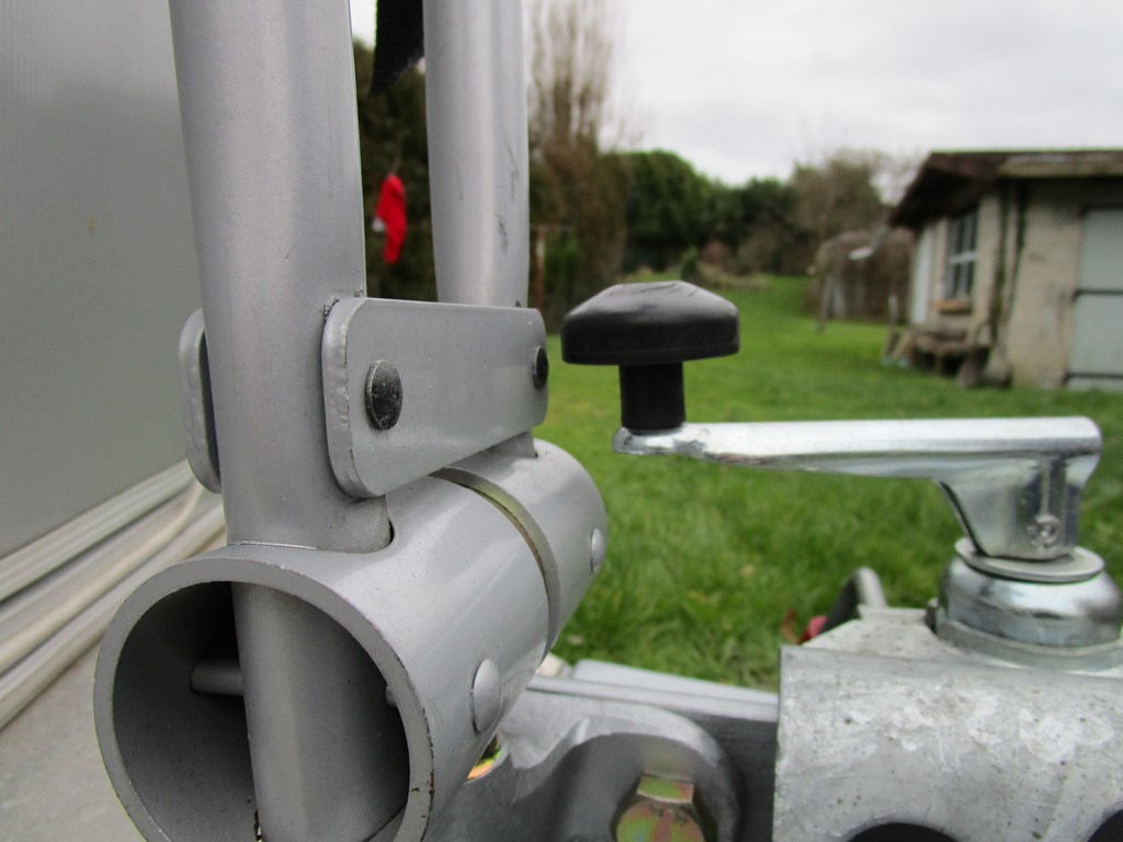 Vérification du jeu entre le support vélo et la manivelle de la roue jokey: passage d'un doigt