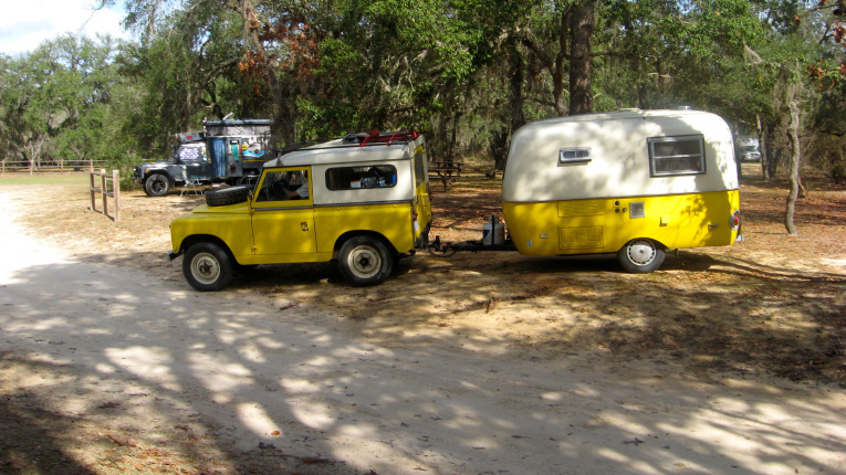 Land 88 et caravane.jpg