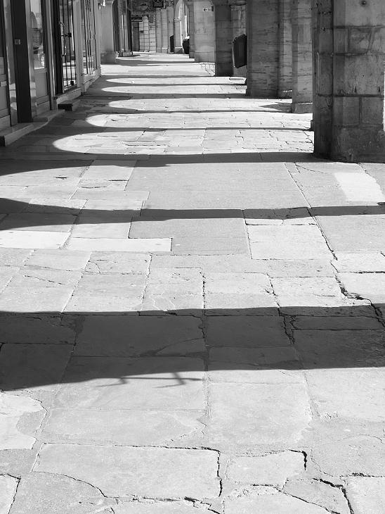 Ville connue pour ses arcades