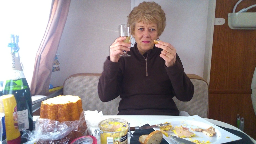 Bonnes fêtes de Pâques !<br />Champagne, Foie gras et gâteau battu, ça réchauffe ! ! !