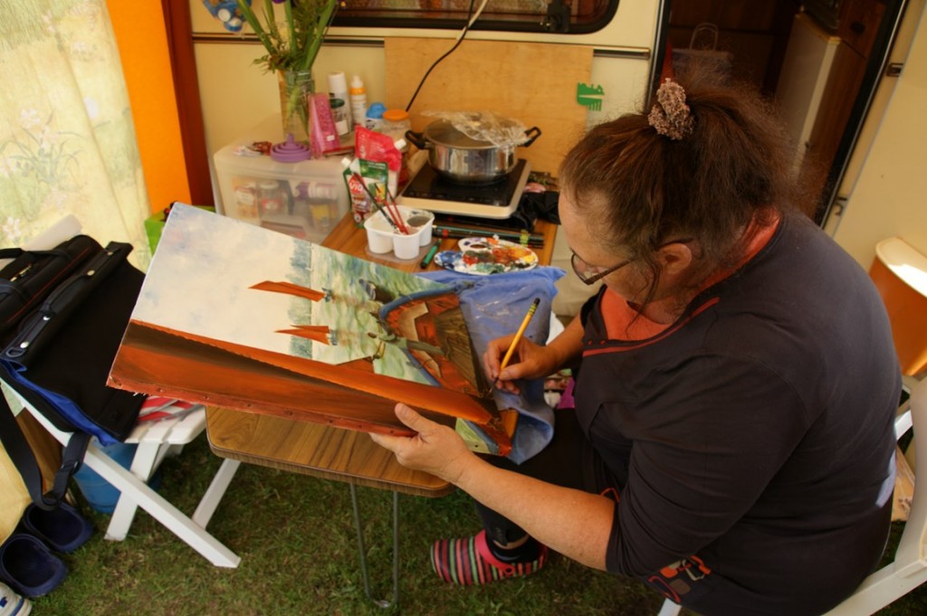 Claudine met la dernière touche à son tableau , il sera sec pour samedi ..