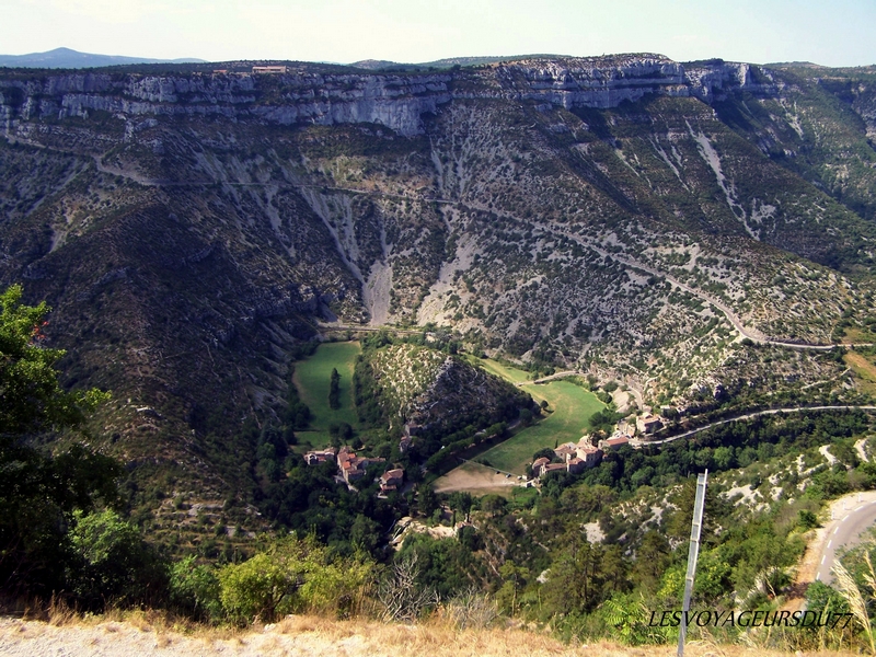 cirque  grandiose au cœur des gorges de la Vis qui séparent le causse du Larzac du Causse de Blandas