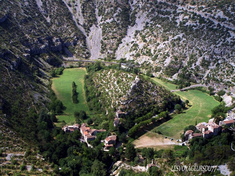 le cirque de navacelles et le village vu du haut(au zoom)
