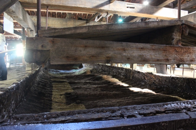 ceux sont des poêles immense chauffe par le dessous pour l’évaporation de l'eau .la température s’élevait a plus de 40 degrés ;mais les ouvriers étaient bien payés