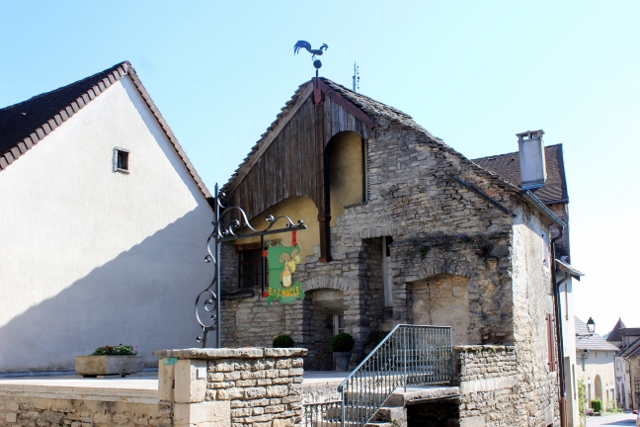 et de superbes enseignes partout dans le village pour illustrer chaque corps de métier j'adore