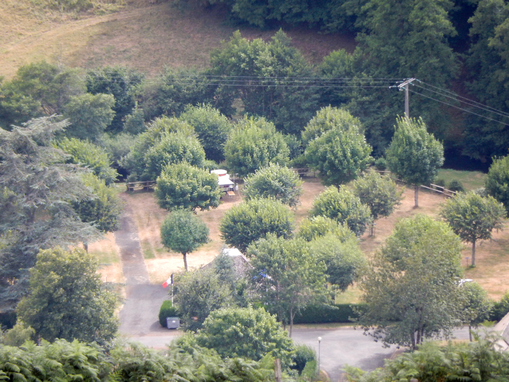 Le camping vue du haut de la montagne