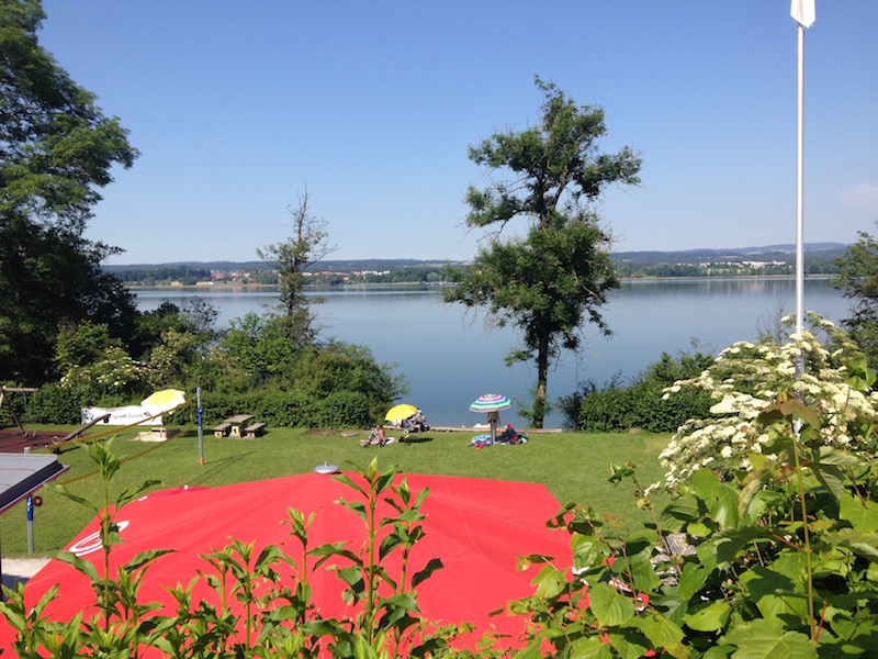 Vue sur lac depuis un emplacement