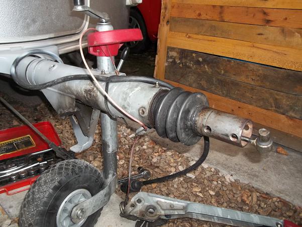 enlevement des 4 vis et boulon de vérin.