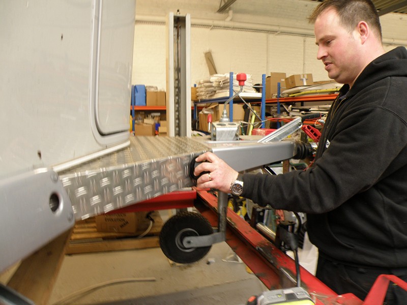 comme ça, tu branches et tu as du 12 volts pour l’éclairage, les pompes à eau et toilettes sur la batterie du mover !