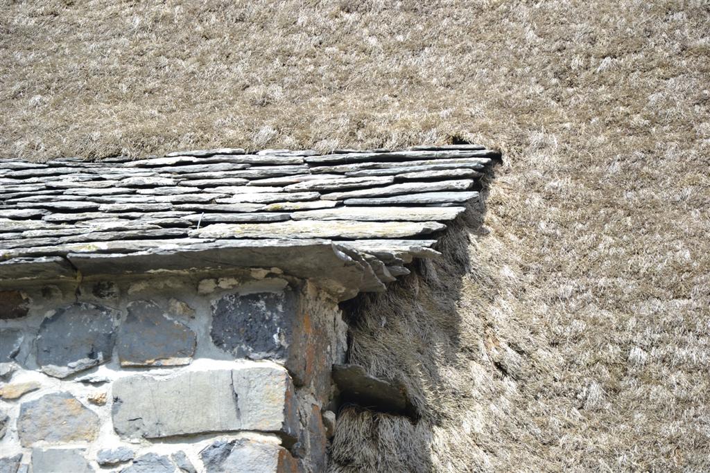 Chaume et lauze Montpezat sous Bauzon 016 (Large).jpg