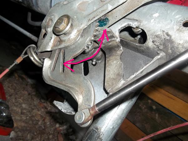 La patte doit venir dans la fente