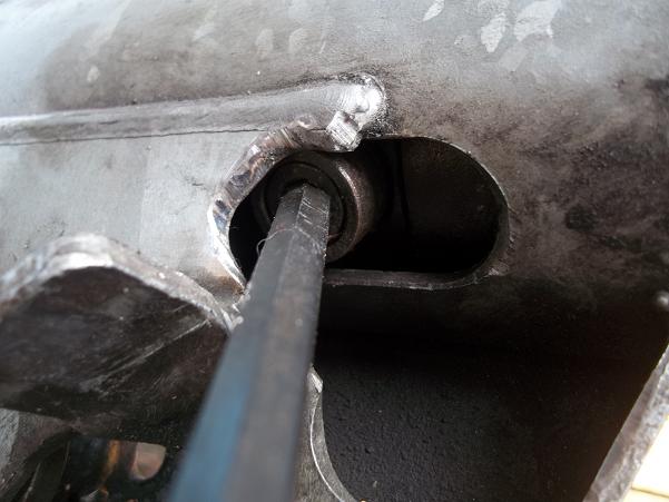 dégagemment pour pouvoir mettre la clef. au démontage , la vis était à peine sérrée!!