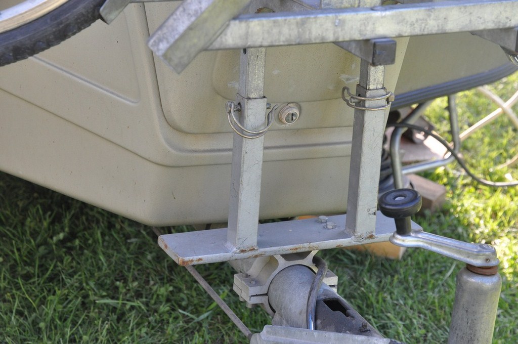 Détail de la fixation sur le timon rond ; grâce aux goupilles, l'ensemble est rapidement démontable pour accéder au coffe à gaz