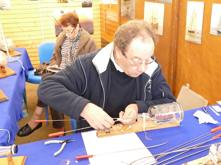 certains vident les bouteilles d'autres les remplissent