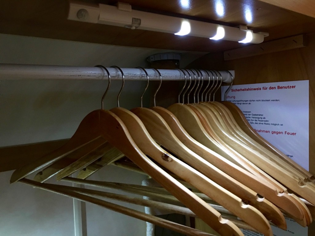 IMG_1706.jpg (241.23 Kio) Vu 46970 fois LED Penderie