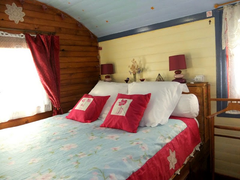 La roulotte du Duc : la chambre en alcôve