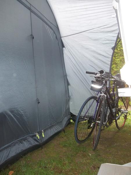 local vélos , on passe sur le côté