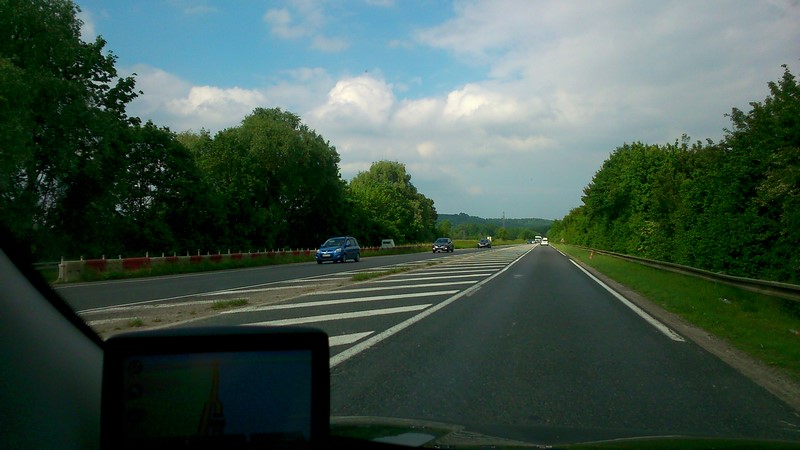 En venant de Paris, Troyes, Reims,Attention au radar de chantier sur la voie de gauche, il prend dans les deux sens. Vitesse limitée à 90 Km/h. La boite grise ! ! !