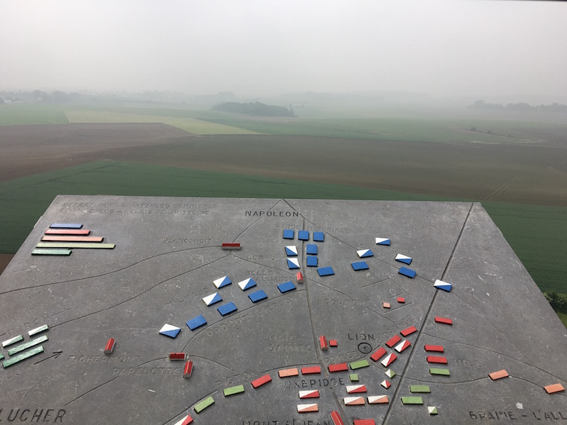 Plaque d'orientation en haut de la butte, avec position des armées.