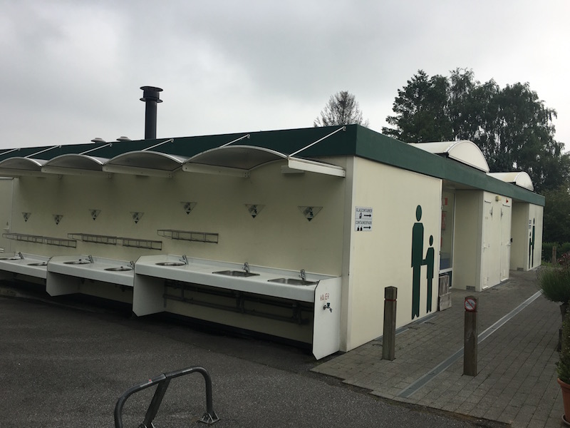 Un seul bloc sanitaire regroupant toutes les facilités